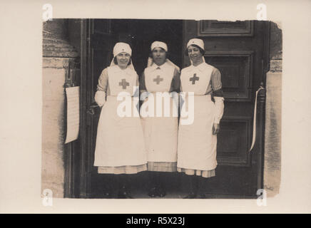 Vintage Chippenham, Wiltshire photographische Postkarte zeigt drei Rote Kreuz Krankenschwestern in 1934 Stockfoto