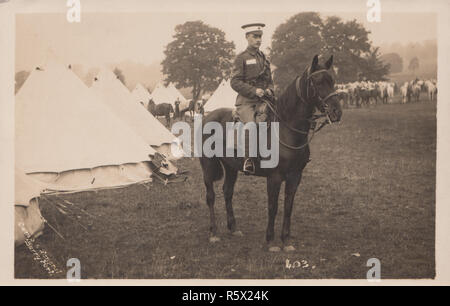 Jahrgang fotografische Postkarte eines Britischen Armee montiert Soldat in der Armee. Ein korporal auf seinem Pferd. Stockfoto