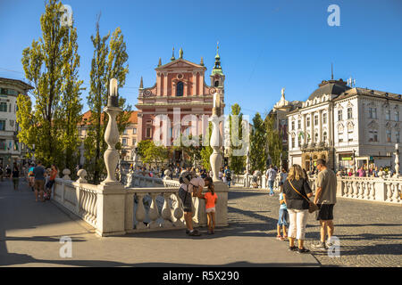 LJUBLJANA, Slowenien, 11. AUGUST 2017: Tromostovje square Nachmittag mit touristischen Aktivitäten, Ljubljana, Hauptstadt Sloweniens Stockfoto
