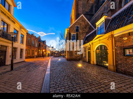 GRONINGEN, Niederlande, 27. Dezember 2016: Pfarrhaus der Kirche im historischen Teil der Stadt Groningen in der Dämmerung rund um Aa - Kirche und Vismarkt fishm Stockfoto