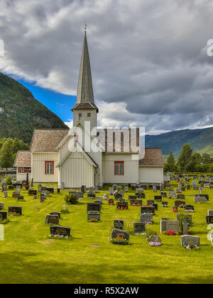 OPPLAND, Norwegen - 2. AUGUST 2016: Selsverket traditionelle weiße Holzkirche mit Gräbern und Steine Stockfoto