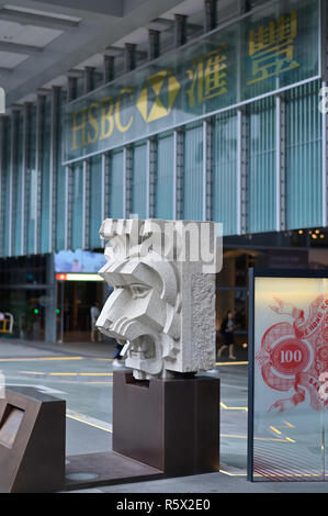 Kunstwerk und eine übergroße 100 HKD Rechnung bei der Hongkong und Shanghai Banking Corporation Limited, Hong Kong CN Stockfoto