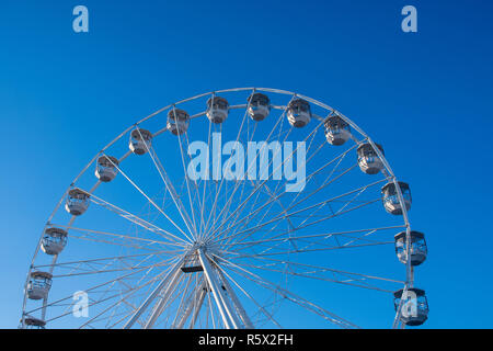 Bournemouth, Dorset UK - 19. Oktober 2018: Bournemouth Big Wheel Anziehung auf Pier Ansatz mit blauen Himmel im Hintergrund Stockfoto