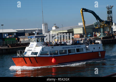 Poole Dorset Großbritannien - 20. Oktober 2018: Brownsea Island Fähre in den Hafen von Poole Stockfoto