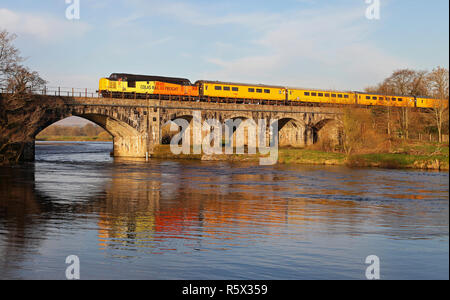 37116 Köpfe über den Fluss Lune in Arkholme mit einem Network Rail Test Zug von Blackpool North nach Derby. Stockfoto