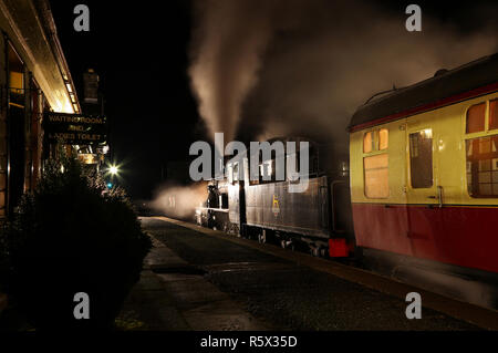 46512 stoppt bei Boot von Bahnhof Zoo auf der Strathspey Railway. Stockfoto