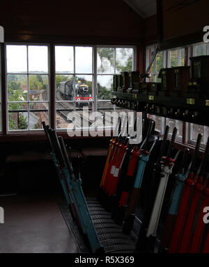 7812 Erlestoke Manor Ansätze Bewdley Signalbox auf den Severn Valley Railway Stockfoto