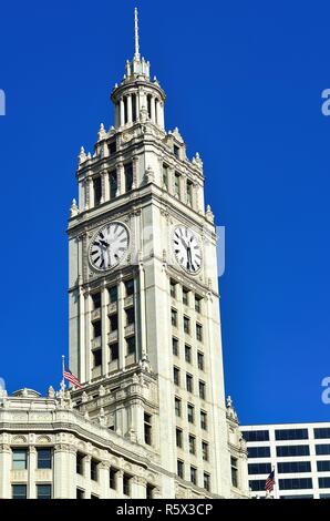 Chicago, Illinois, USA. Die Wrigley Gebäude mit der markanten Uhrturm liegt am nördlichen Ufer des Chicago River. Stockfoto