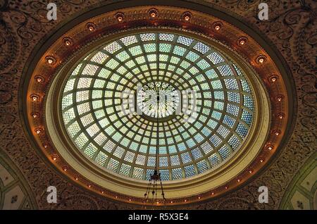 Chicago, Illinois, USA. Die 38-Fuß-Tiffany Glas Kuppel gestaltet von der Künstlerin J. A. Holtzer. In der Preston Bradley Hall im Chicago Cultural Center. Stockfoto