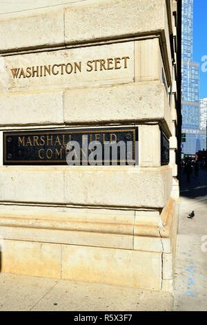 Chicago, Illinois, USA. Wahrzeichen Erinnerungstafeln auf eine der vier Ecken des Marshall Field und Firmengebäude in Chicago Loop. Stockfoto