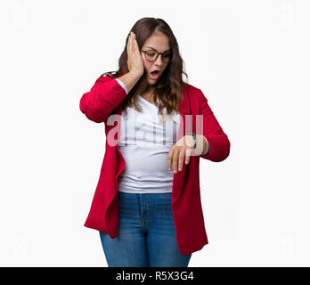 Schöne Übergrößen junge geschäftsfrau tragen elegante Jacke und Brille über isolierte Hintergrund ein Blick auf die Uhr Zeit Sorgen, Angst vor gett Stockfoto