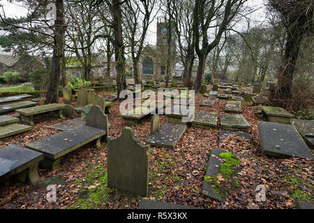 Die Kirche und auf dem Friedhof von St. Michael und alle Engel' Kirche, Haworth, West Yorkshire. Berühmt für seine Bronte Familie Verbindung. Stockfoto