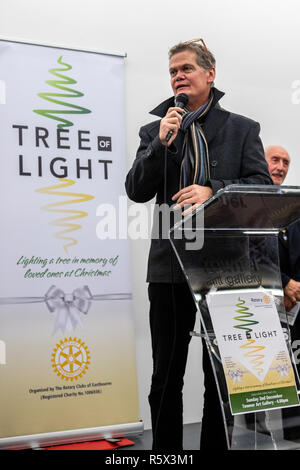 Stephen Lloyd MP (LibDem: Eastbourne) in Eastbourne Baum des Lichtes feiern Stockfoto