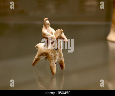 Reiterinnen und Reiter. Votive Figuren aus Terracotta. 6. Jahrhundert v. Chr.. Böotien, Griechenland. von Hand modelliert und bemalt. Die griechische Kultur. Stockfoto