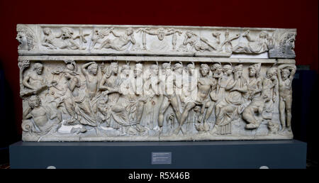 Römischer Sarkophag mit Marsyas und Apoll in der mythischen musikalischen Auseinandersetzung. Von Sidon, Libanon. (C. 200-210 AD). Marmor. Stockfoto