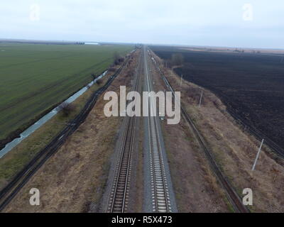 Grundstück Eisenbahn. Ansicht von oben auf die Schienen. Hochspannungsleitungen für elektrische Züge Stockfoto