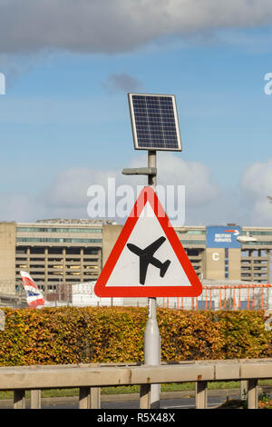 LONDON, ENGLAND - NOVEMBER 2018: Solar Schild auf der 30 Straße am Flughafen London Heathrow Autofahrer rechtzeitig von niedrig fliegenden Flugzeugen. Stockfoto