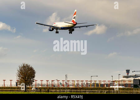 LONDON, ENGLAND - NOVEMBER 2018: Passenger Jet über dem Instrument Landing System Antennen einer Start- und Landebahn am Flughafen London Heathrow Stockfoto