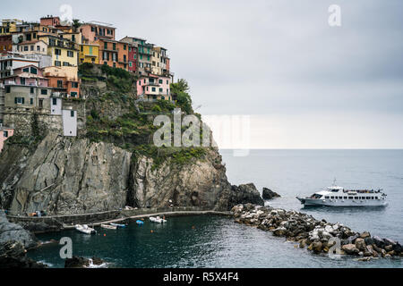 Fähre in Manaralo, Cinque Terre, Italien, Europa. Stockfoto