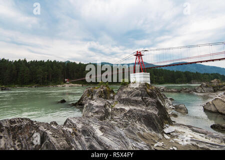 Hängebrücke über den Fluss Stockfoto