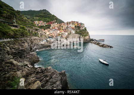 Fähre in Manaralo, Cinque Terre, Italien, Europa. Stockfoto