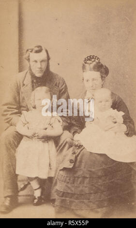 * 1874 Norwich CDV (Carte de Visite) der Viktorianischen Eltern mit ihren Kindern Gertrude Caroline Pfau im Alter zwischen 30 Monaten und Sybil Lindsay Pfau im Alter von 10 Monaten. Stockfoto