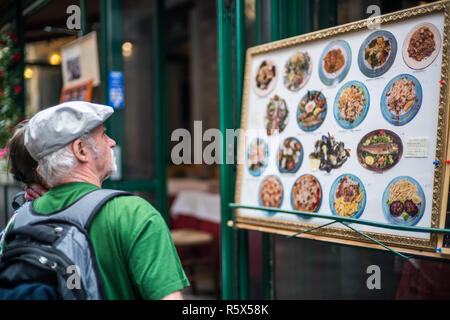 Touristische vor dem Restaurant, Manarola, Cinque Terre Italien, Europa. Stockfoto