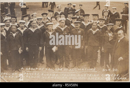 * Jahrgang 1911, Portsmouth, Hampshire photographische Postkarte zeigt Seeleute aller Nationen an einem Naval Review 1911 Für die Krönung von König George V. englischen, japanischen, russischen, italienischen, österreichischen, Chinesisch, Schwedisch, Französisch, Norwegisch, Chilian, Amerikanischen und Deutschen. Stockfoto