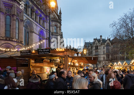 02. Dezember 2018, Manchester Weihnachtsmarkt, Albert Square. Einen Glühwein und Bier stall Verkauf an festlichen Käufer vor dem Rathaus. Stockfoto