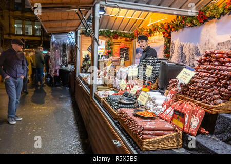 02. Dezember 2018, Manchester Weihnachtsmarkt. Abschaltdruck Verkauf von Continental. Deutsche Salami und Würstchen, Stockfoto