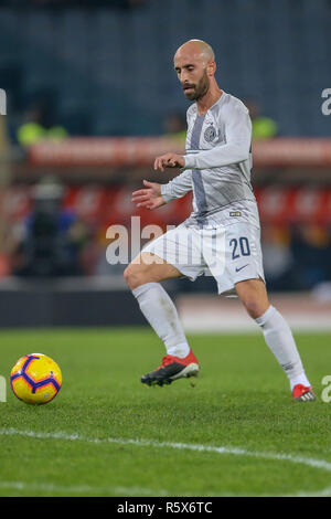 Rom, Italien. 02 Dez, 2018. 2. Dezember 2018, Stadio Olimpico, Rom, Italien; Serie A Fußball, Roma gegen Inter Mailand; Borja Valero von Inter Mailand steuert die Kugel Credit: Giampiero Sposito/Pacific Press/Alamy leben Nachrichten Stockfoto