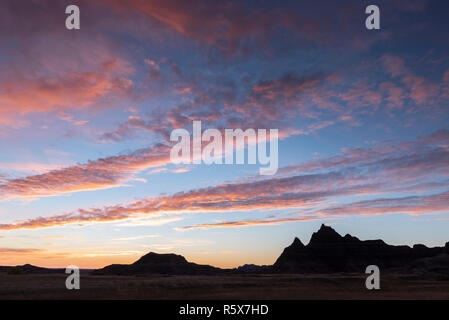 Kanten bei Sonnenuntergang in der Nähe von Cedar Pass Lodge. Badlands NP, S. Dakota, USA, Oktober, von Dominique Braud/Dembinsky Foto Assoc Stockfoto