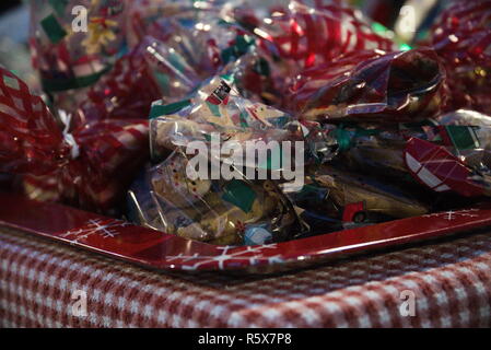 Weihnachtsplätzchen in Kunststoff auf eine Tischdecke. Stockfoto