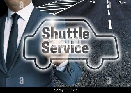 Shuttle service Auto Touchscreen wird vom Menschen Konzept betrieben Stockfoto