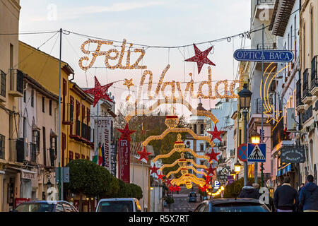 RONDA, SPANIEN - 13. Dezember 2017: Frohe Weihnachten (Feliz Navidad) Inschrift und Weihnachtsschmuck an der Calle Virgen de la Paz Street im Stadtzentrum