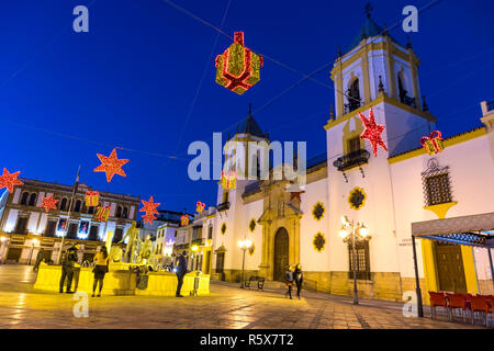 RONDA, SPANIEN - 13. Dezember 2017: Kirche Unserer Lieben Frau (Iglesia de Nuestra Señora del Socorro) an der Plaza del Socorro square beleuchtet mit Weihnachten ho Stockfoto