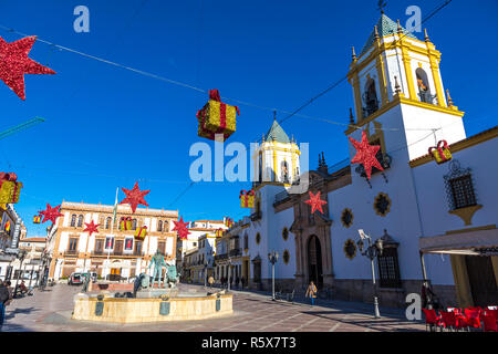 RONDA, SPANIEN - 14. Dezember 2017: Kirche Unserer Lieben Frau (Iglesia de Nuestra Señora del Socorro) an der Plaza del Socorro Platz geschmückt mit Weihnachten Holi Stockfoto