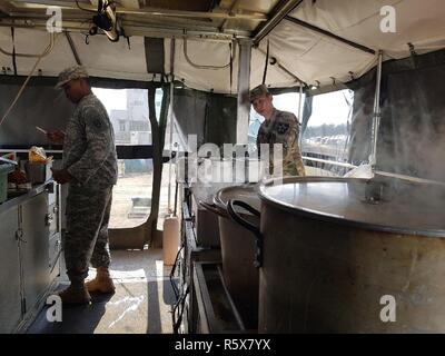 Sgt. Daledrick Henley, North Carolina Army National Guard und SPC. Jang Hwan Jung, 579. unterstützt Unternehmen, bereiten das Abendessen in einer mobilen Küche Trailer, 14. April 2017. Der Speisesaal ist in der 1. Republik Korea Marine Camp in Pohang. Stockfoto