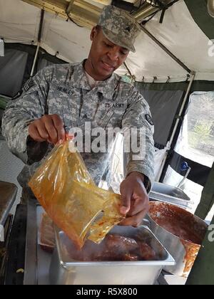 Sgt. Daledrick Henley, North Carolina Army National Guard, bereitet das Abendessen in einer mobilen Küche Anhänger in der Nähe der Speisesaal im 1. Republik Korea Marine Camp in Pohang, 14. April 2017. Henley, kam die 19 Expeditionary Sustainment Command während der Übung Betrieb Pazifik erreichen" 17 zu unterstützen. Stockfoto