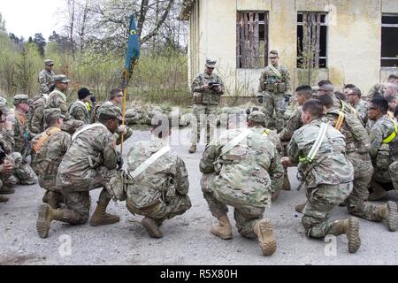 Sgt. 1. Klasse Stephanie Cazares, Senior Instructor für die 7th Army Training Befehl Basic-Kurs an der Yavoriv Combat Training Center auf dem internationalen Friedens und der Sicherheit in der Ukraine, Schriftsatz Soldaten der 45th Infantry Brigade Combat Team, die den BLC-Kurs, bevor sie ihr Land Navigation Test am 15. April beginnen. Stockfoto