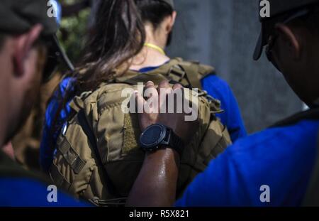 Air Commandos kommen an hurlburt Field, Fla., nach dem Abschluss der 6. jährlichen Air Commando Ruck März April 14, 2017. Die Flieger abgeschlossen Die letzte Etappe eines 450 Meilen von der MacDill Air Force Base ehrt gefallenen Air Force Special Operations Command Mitglieder. In diesem Jahr ruck März ist zum Air Commandos gewidmet der 27 Special Operations Wing an Cannon Air Force Base, New Mexiko, die am 14. März in U-28 Crash umgekommen zugeordnet. Stockfoto