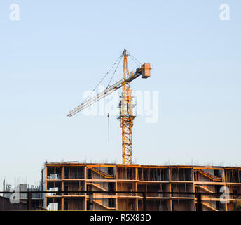 Turm Gebäude Kran in der Nähe des neuen Haus im Bau. Stockfoto