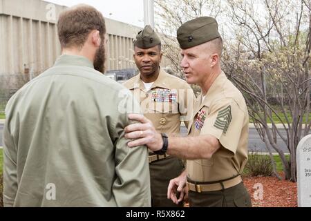 Sgt. Maj. William Grigsby (rechts), der Sergeant Major von Hauptquartieren Gruppe, Marine Reserve, spricht mit und gratuliert Cpl. Nathan Bryson (links) für die Navy und Marine Corps Medaille in Brook Park, Ohio, April 13, 2017 verliehen wird. Eine Marine Corps Veteran, Bryson wurde die Medaille für Rettung ein Mann aus einem brennenden Fahrzeug in 2014 beim Dienen als Motor Transport Operator für den Hauptsitz und die Unterstützung der Infanterie Bataillon, Schule Ost, Camp Lejeune in North Carolina ausgezeichnet. Die Navy und Marine Corps Medaille ist für Heldentaten trotz der persönlichen Risiko verliehen und ist die höchste Hon Stockfoto