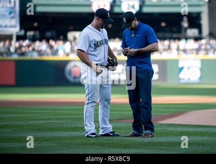 SEATTLE, Washington (15. April 2017) im Ruhestand Armee Kapitän Florent Grober, eine Ehrenmedaille Empfänger, Zeichen einer Baseball für ein Seattle Mariner während des 15. jährlichen Gruß an Streitkräfte, die Nacht im Safeco Field, April 15. Der Fall ehrt Service Mitglieder und Veteranen, die Veteranen in der pregame Aktivitäten, wie zum Beispiel auf dem Feld zu beteiligen. Stockfoto