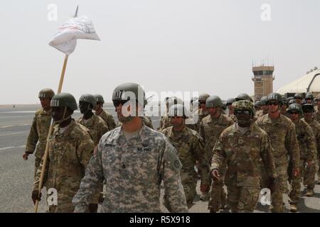 Air Assault Kandidaten, geführt durch die US Armee Sgt. 1. Klasse Renato Defreitas, Lehrer, Führer-Grundkurs, Marsch in Richtung einer Kundgebung zeigen Sie nach erfolgreichem Abschluss ihrer Abseilen von einem UH-60 Black Hawk Hubschrauber 13. April 2017, im Camp Buehring, Kuwait. Air Assault Course ermöglicht es US-Militärpersonal im Bereich der Operationen, die die einzigartige Möglichkeit, Luftangriff werden qualifizierte sich außerhalb der Vereinigten Staaten eingesetzt, US Army Central. Stockfoto