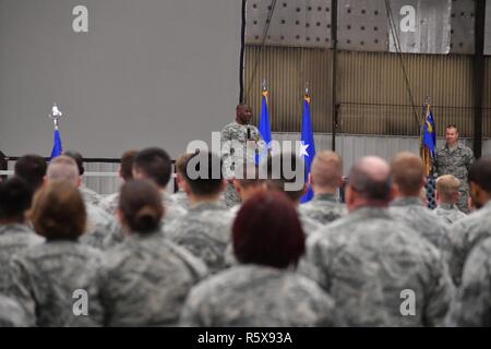 Oberst Rodney Lewis, 319 Air Base Wing Commander, Adressen Flieger von Grand Forks Air Force Base während seiner letzten alle Call als Basis Commander in Grand Forks AFB, N.D., 14. April 2017. Während Lewis' endgültig alle anrufen, die er mit Flieger, "shared Erinnern, die zu dienen ist, anderen zu dienen." Stockfoto