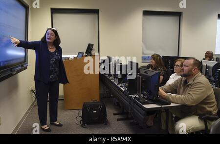 PORTSMOUTH, Virginia (18. April 2017) Während einer Marine Medizin Ost-gehostete Ausbildung Prüfung Bereitschaft, April 17-18, Jeanne Braun von OpenText Public Solutions, Inc., Spaziergänge Finanzen und Logistik Mannschaften von NME, Naval Medical Center Portsmouth und Navy und Marine Corp Public Health Center durch den Einsatz der elektronischen Dokumentenverwaltung. Die Ausbildung umfasst, wie Sie elektronisch Speichern, Austauschen und Verwalten von Dateien, und der Prozess zur Verbesserung der Reaktionszeit für die Prüfung der Anträge und rationeller zu gestalten. NME ist einer von zwei regionalen Befehle, global health care Marine Medizin Netzwerk durch ov verwalten Stockfoto