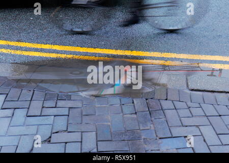 Pfütze Reflexionen der Big Wheel, die in Leeds City Centre ist für die festliche Jahreszeit. Stockfoto