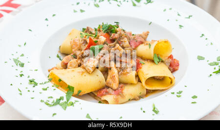 Italienische Paccheri Pasta mit Schwertfisch Stockfoto