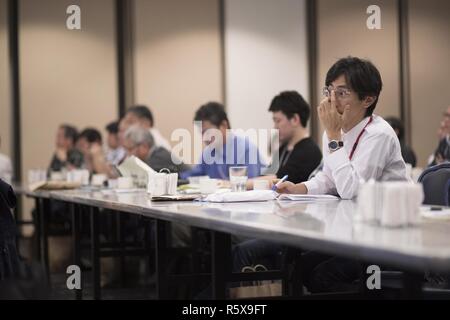 Die Teilnehmer machen sich Notizen während der KANTO Ebene Mid-Air Kollision und Vermeidung Konferenz, an Yokota Air Base, Japan, 15. April 2017. Mehr als 100 privaten japanischen Piloten nahmen an der Konferenz teil Bewußtsein zu erhöhen und die Sicherheit in der Himmel über dem Yokota fördern und die umliegenden Gemeinden. Stockfoto